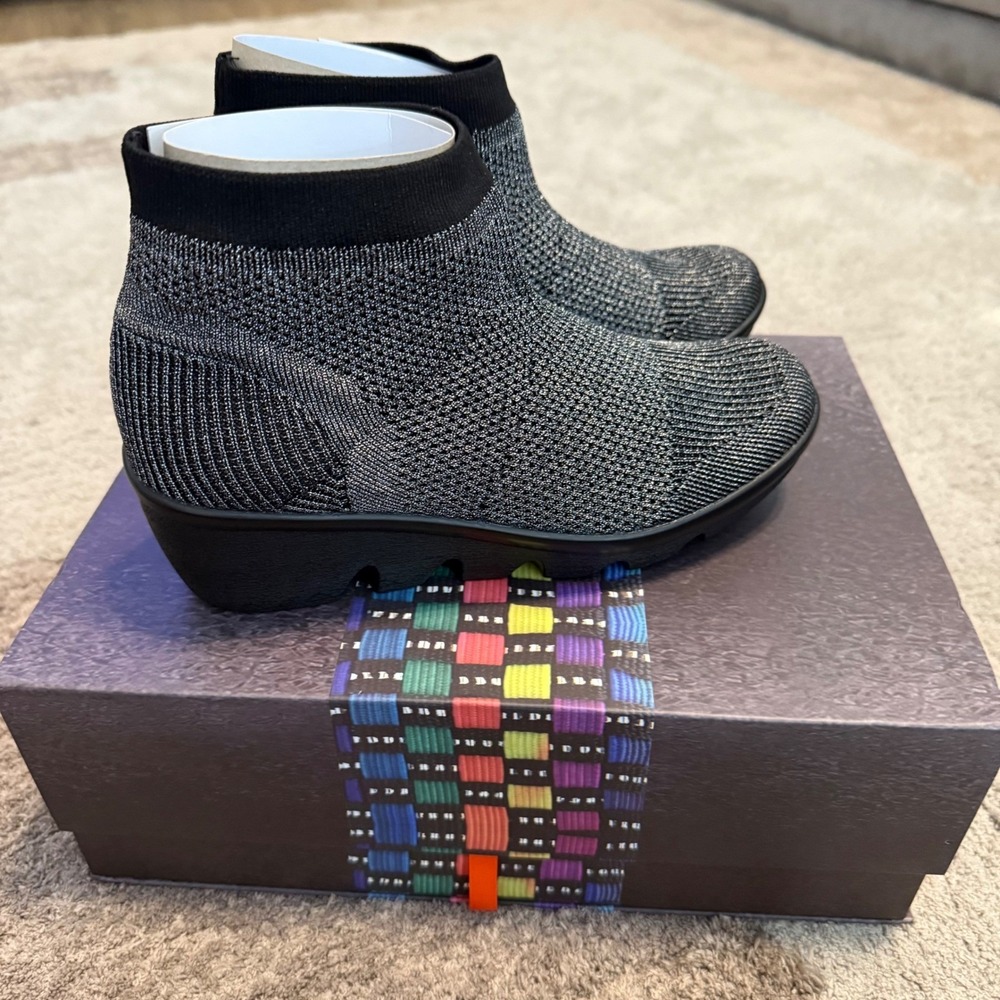 Bernie Mev Camryn Gunmetal Metallic Woven Memory‎ Foam Wedge Boots Size 35 US 6
